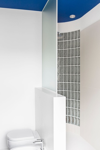 Bagno in stile contemporaneo di 25 di PERIMETRI studio