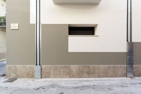 Facciata in stile contemporaneo di null di valeria ingrao architetto