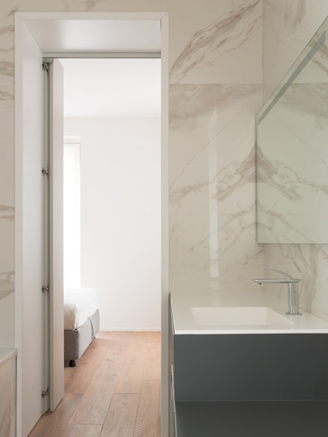 Bagno in stile moderno di 8 di Moroni Architettura 2.0