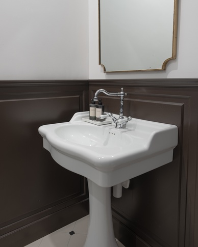 Bagno di Servizio in stile classico di 4 di Annalisa Carli Architetto Bagno di Servizio in stile classico di 4 di Annalisa Carli Architetto