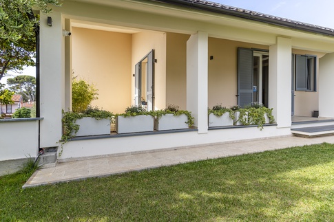 Patio in stile contemporaneo di 25 di Lorenzo Rossi Architetto Patio in stile contemporaneo di 25 di Lorenzo Rossi Architetto