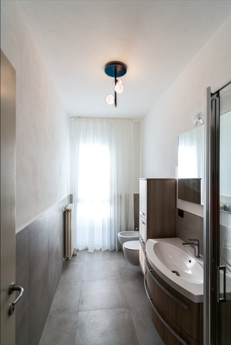Bagno in stile moderno di 8 di Marco D'Andrea Architettura + Interior Design