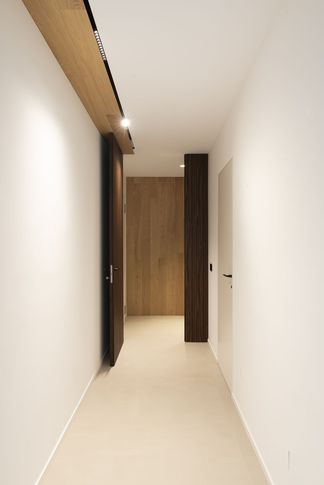 Corridoio in stile contemporaneo di 3 di valeria ingrao architetto