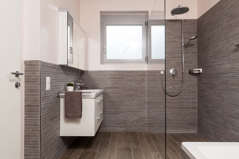 Bagno in stile moderno di 10 di Brando Cimarosti Photography