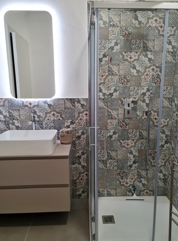 Bagno in stile moderno di 5 di Distretto Lab