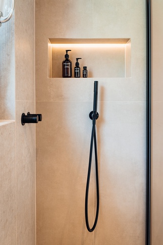 Bagno di Servizio in stile japandi di 4 di Alexandra Designer