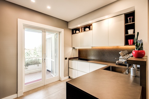Cucina in stile contemporaneo di 15 di MOB Architects