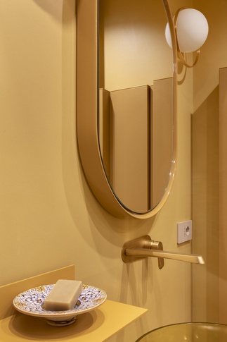 Bagno di Servizio in stile maximalista di 5 di Rachele Biancalani Studio