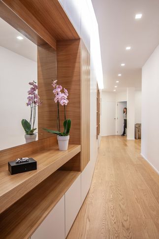 Ingresso in stile minimal di 15 di Pucciarelli Architetti