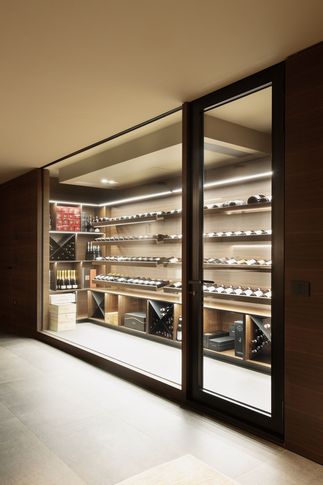 Cantina in stile minimal di 6 di Cariolato Arredamenti Cantina in stile minimal di 6 di Cariolato Arredamenti