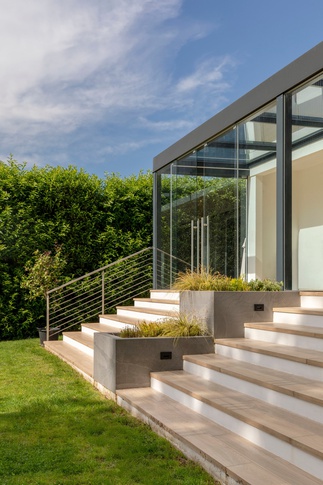Giardino in stile contemporaneo di 1000 di Caterina Scamardella Architetto