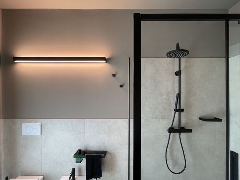 Bagno in stile contemporaneo di 7 di Cariolato Arredamenti