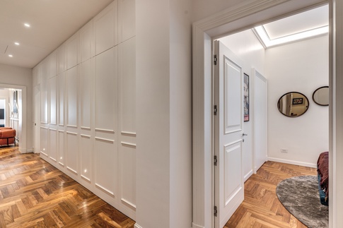 Corridoio in stile contemporaneo di 15 di MOB Architects