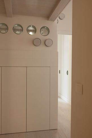 Corridoio in stile contemporaneo di 7 di Paola Sola Architetto