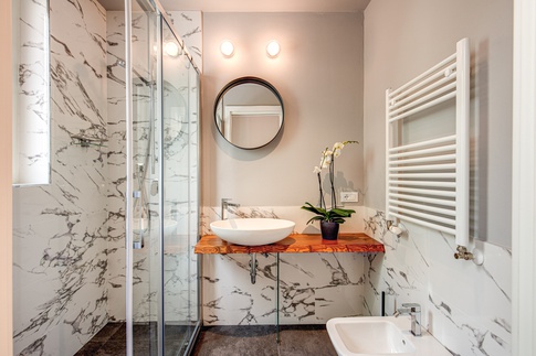 Bagno in stile contemporaneo di 6 di MOB Architects