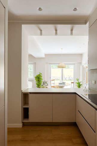 Open Space in stile contemporaneo di 50 di Architetto Sara Edalatkhah