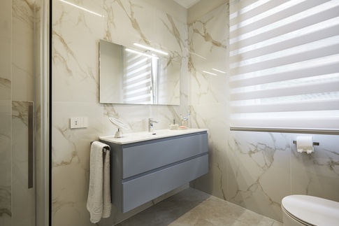 Bagno in stile contemporaneo di 5 di Arar Studio di Arar Muna Isabella Bagno in stile contemporaneo di 5 di Arar Studio di Arar Muna Isabella