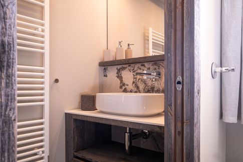 Bagno in stile moderno di 2 di Design Alpino