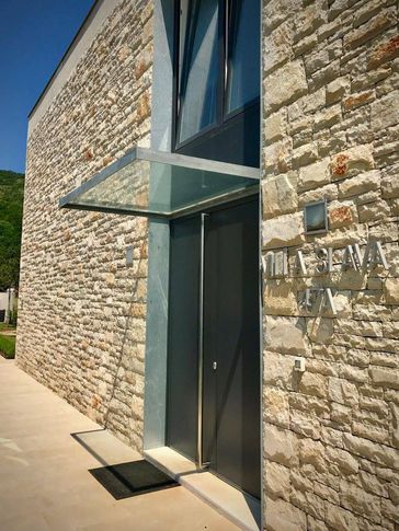 Facciata in stile contemporaneo di null di Čekada Arhitekti