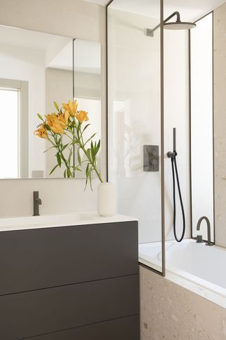 Bagno in stile contemporaneo di 6 di Michela Cordisco Studio