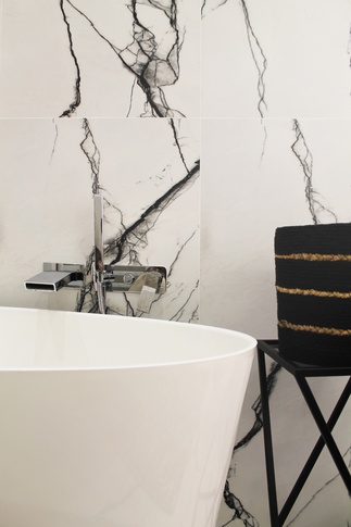 Bagno in stile moderno di 6 di Huit Studio