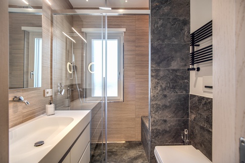 Bagno in stile moderno di 5 di MOB Architects