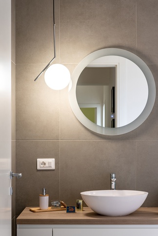 Bagno in stile contemporaneo di 7 di italo armone design studio