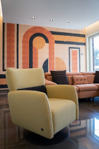 Soggiorno in stile anni '70 di 21 di Claudia Del Core Architetto