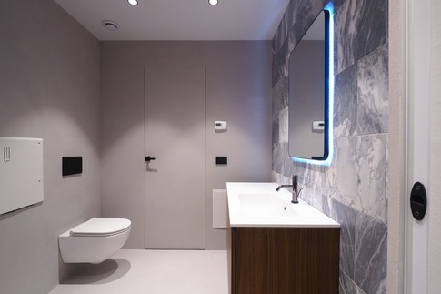 Bagno di Servizio in stile contemporaneo di 8 di Desearq studio - architettura e interior design