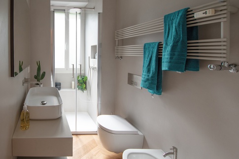 Bagno in stile contemporaneo di 5 di architetto Caterina Martini Bagno in stile contemporaneo di 5 di architetto Caterina Martini
