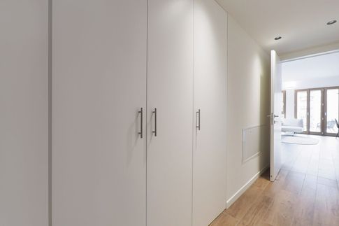 Corridoio in stile moderno di 5 di Desearq studio - architettura e interior design