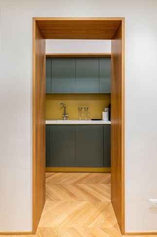 Cucina in stile contemporaneo di 5 di Archifacturing - Sara Cimarelli & Giorgio Opolka architetti