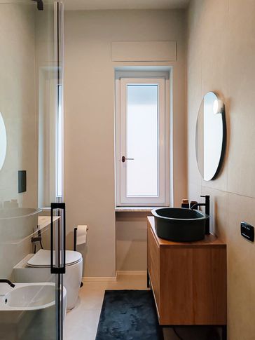 Bagno in stile contemporaneo di 6 di Rossana Alfieri Architetto