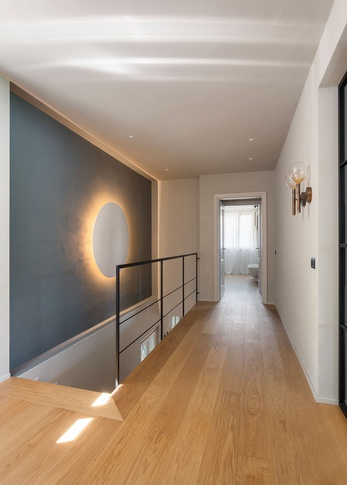 Corridoio in stile moderno di 19 di Annalisa Carli Architetto