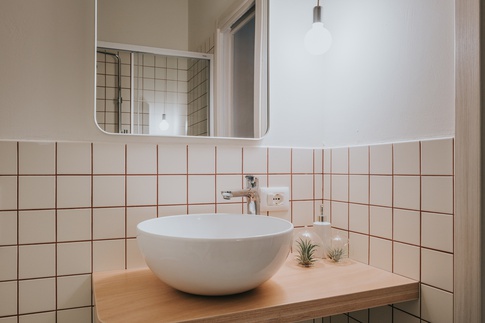 Bagno in stile moderno di 5 di L’usine