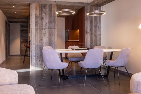 Soggiorno in stile moderno di 35 di Design Alpino