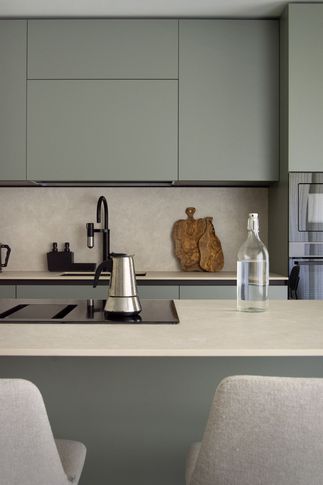 Open Space in stile moderno di 38 di Silvia Aquilani . Design studio