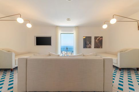 Soggiorno in stile mediterraneo di 30 di Coluccio architetti