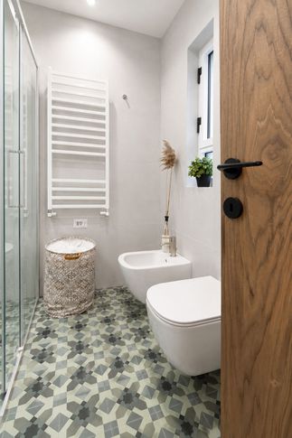 Bagno in stile contemporaneo di 5 di Desearq studio - architettura e interior design