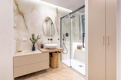 Bagno in stile moderno di 5 di GTP architetti
