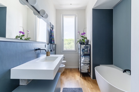 Bagno in stile mediterraneo di 5 di Lorenzo Rossi Architetto
