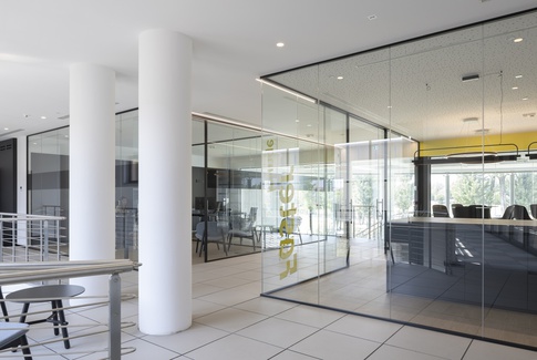 Open Space in stile contemporaneo di 40 di COBE architetti Open Space in stile contemporaneo di 40 di COBE architetti