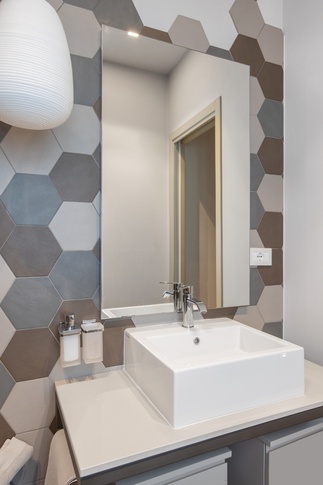 Bagno in stile moderno di 5 di Carola Ribotta architetto Bagno in stile moderno di 5 di Carola Ribotta architetto