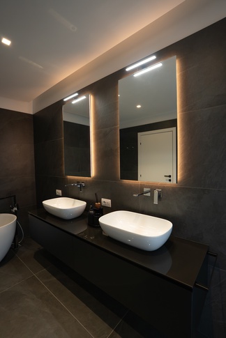 Bagno in stile moderno di 10 di BF interni