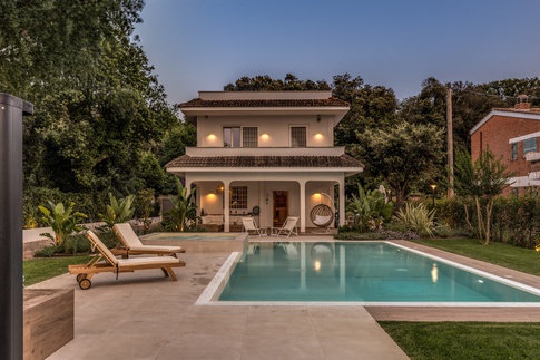 Piscina in stile coloniale di 50 di MOB Architects