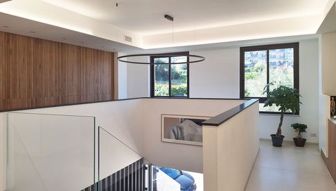 Corridoio in stile contemporaneo di 100 di ValentinaZoccoArchitetto