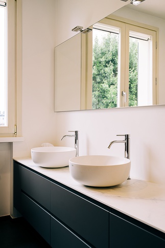 Bagno in stile moderno di 9 di COBE architetti