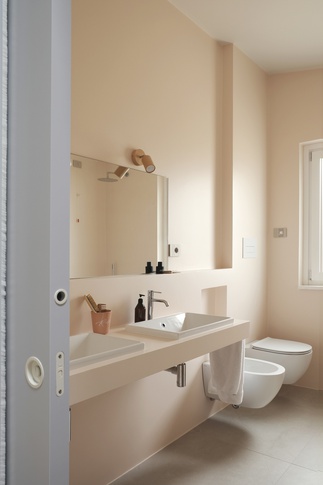 Bagno in stile scandinavo di 6 di Michela Cordisco Studio