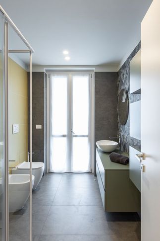 Bagno in stile contemporaneo di 6 di Carola Ribotta architetto
