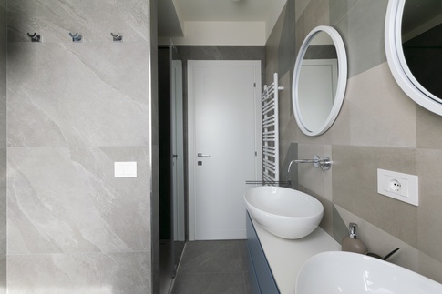 Bagno in stile contemporaneo di 5 di COBE architetti Bagno in stile contemporaneo di 5 di COBE architetti